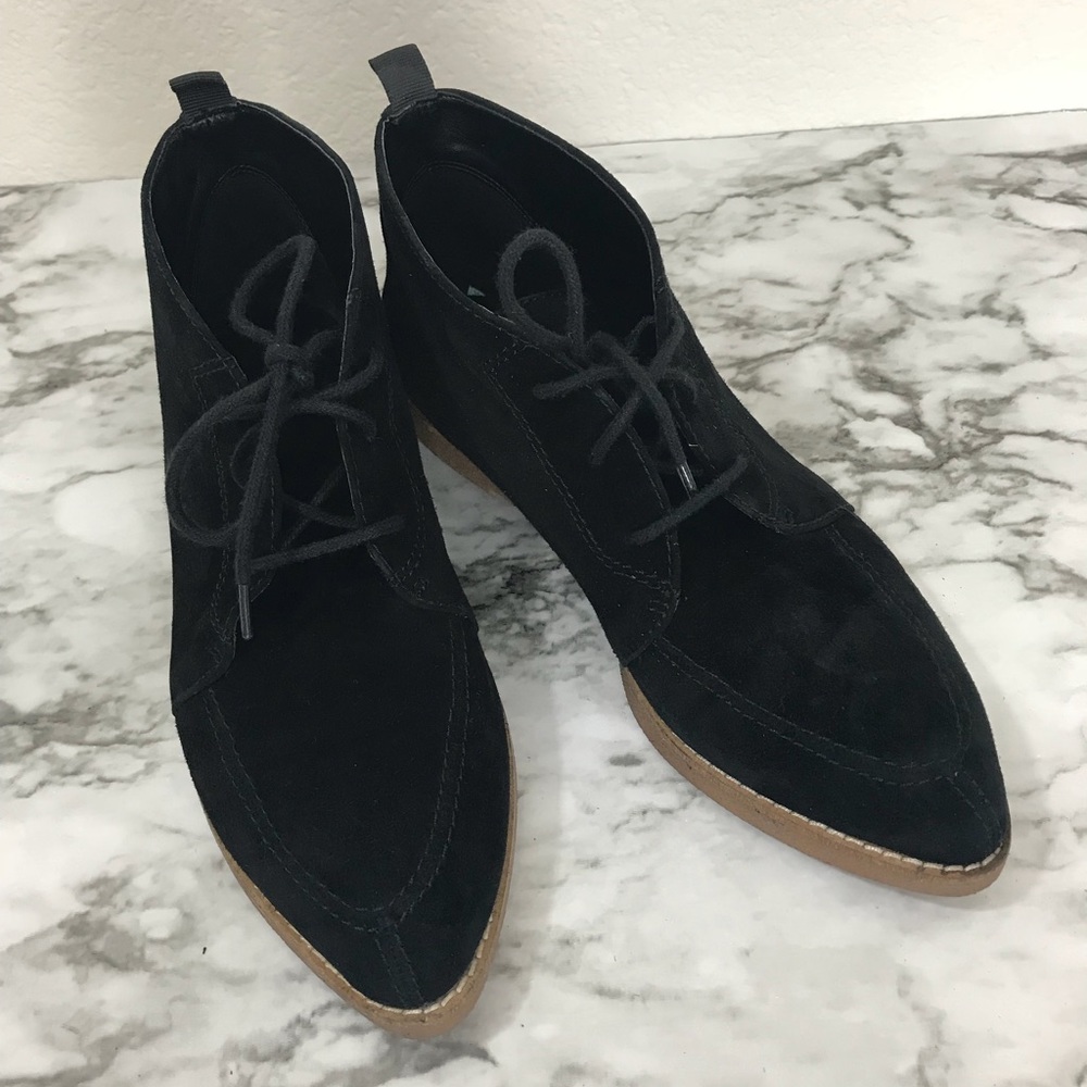 Nine West size 8, Suede Quarena chucks.